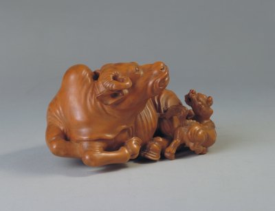 图片[1]-Crouching ox carved from boxwood-China Archive